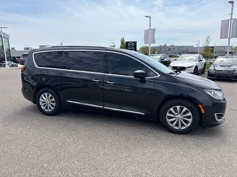Used 2019 Chrysler Pacifica Touring-L FWD image 4