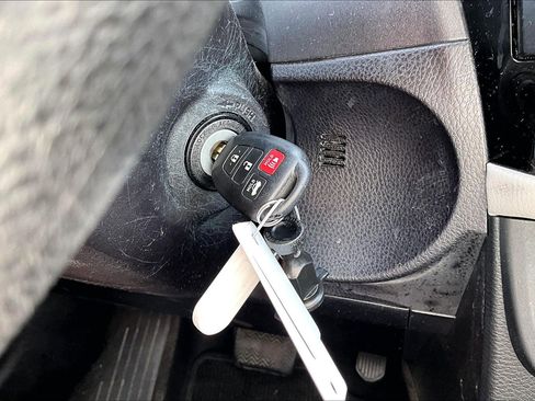 Used 2015 Toyota Corolla LE FWD image 12