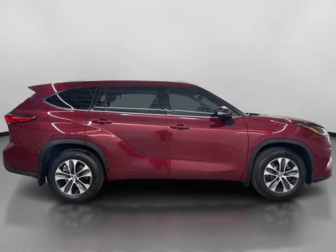 Used 2021 Toyota Highlander XLE AWD/4WD image 11