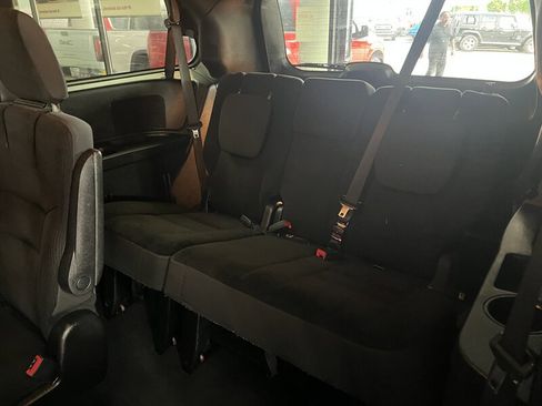 Used 2018 Dodge Grand Caravan SE image 21