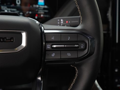 Used 2025 GMC Yukon Denali Ultimate AWD/4WD image 31