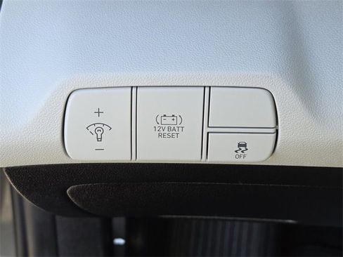 Used 2025 Hyundai Elantra Limited image 24