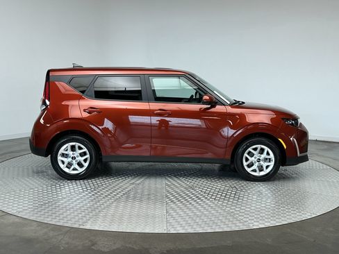 Used 2025 Kia Soul LX w/ LX Technology Package FWD image 10