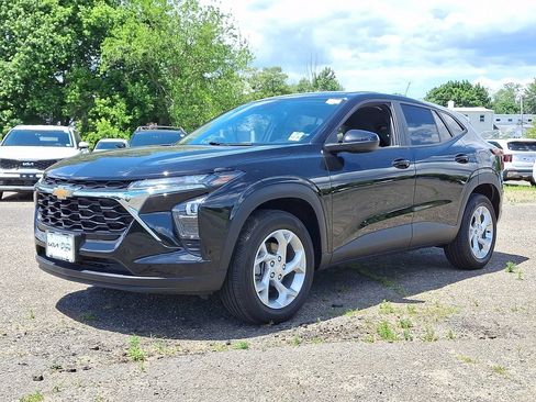 Used 2024 Chevrolet Trax LS w/ LS Convenience Package FWD image 3