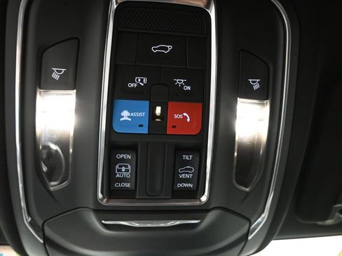 Used 2023 Jeep Grand Cherokee Altitude AWD/4WD image 20