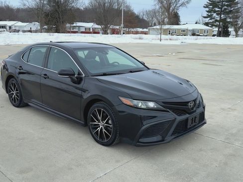 Used 2022 Toyota Camry SE image 2