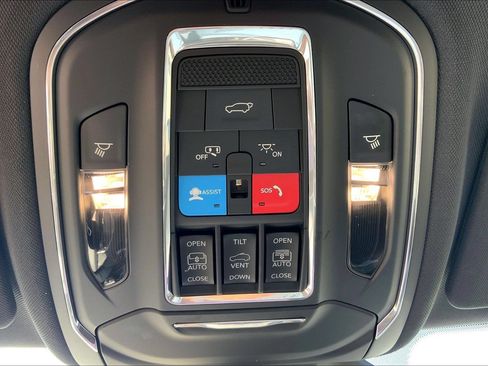 Certified 2024 Jeep Grand Cherokee Limited w/ Black Appearance Package AWD/4WD image 32