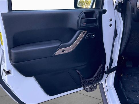 Used 2017 Jeep Wrangler Unlimited Sahara AWD/4WD image 19