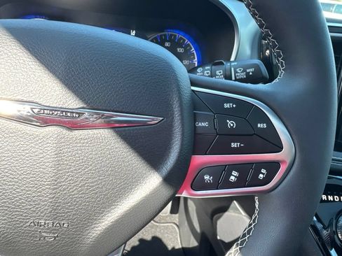 Used 2026 Chrysler Pacifica Limited FWD image 13