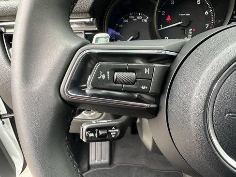 Used 2026 Porsche Macan AWD/4WD image 17