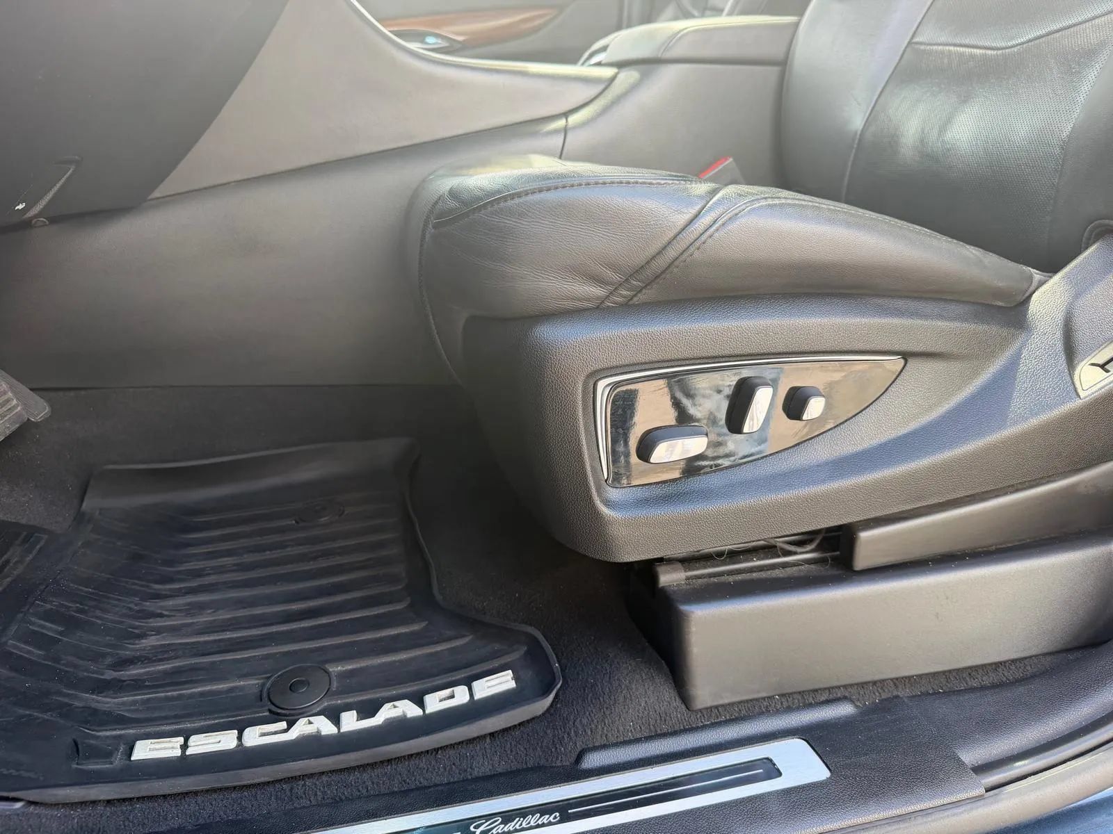 Used 2019 Cadillac Escalade ESV Luxury AWD/4WD image 13