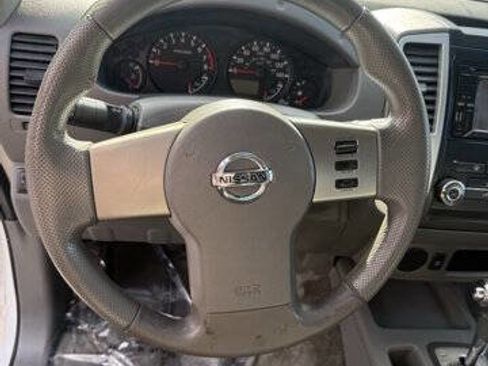 Used 2010 Nissan Frontier SE image 12