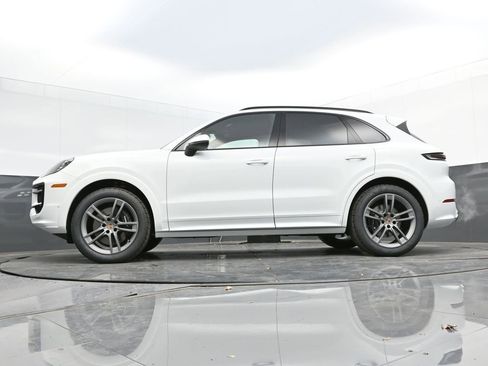 Certified 2025 Porsche Cayenne AWD/4WD image 38