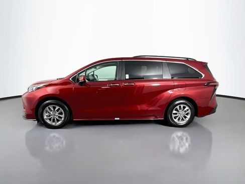 Used 2025 Toyota Sienna XLE FWD image 8