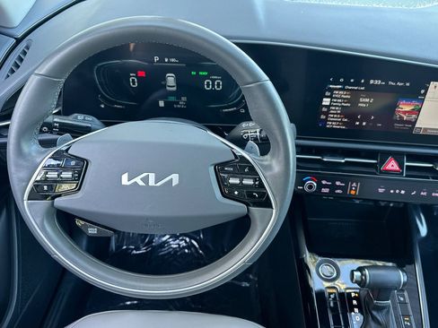 Used 2023 Kia Niro EX image 27