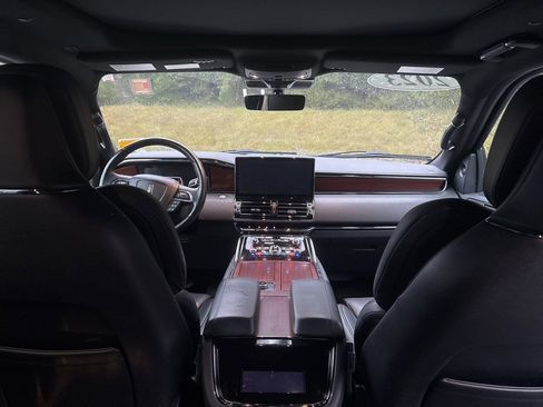 Used 2023 Lincoln Navigator Reserve image 2
