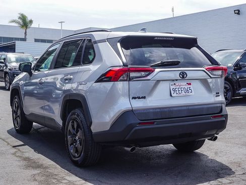 Used 2020 Toyota RAV4 LE w/ Carpet Mat Package AWD/4WD image 5