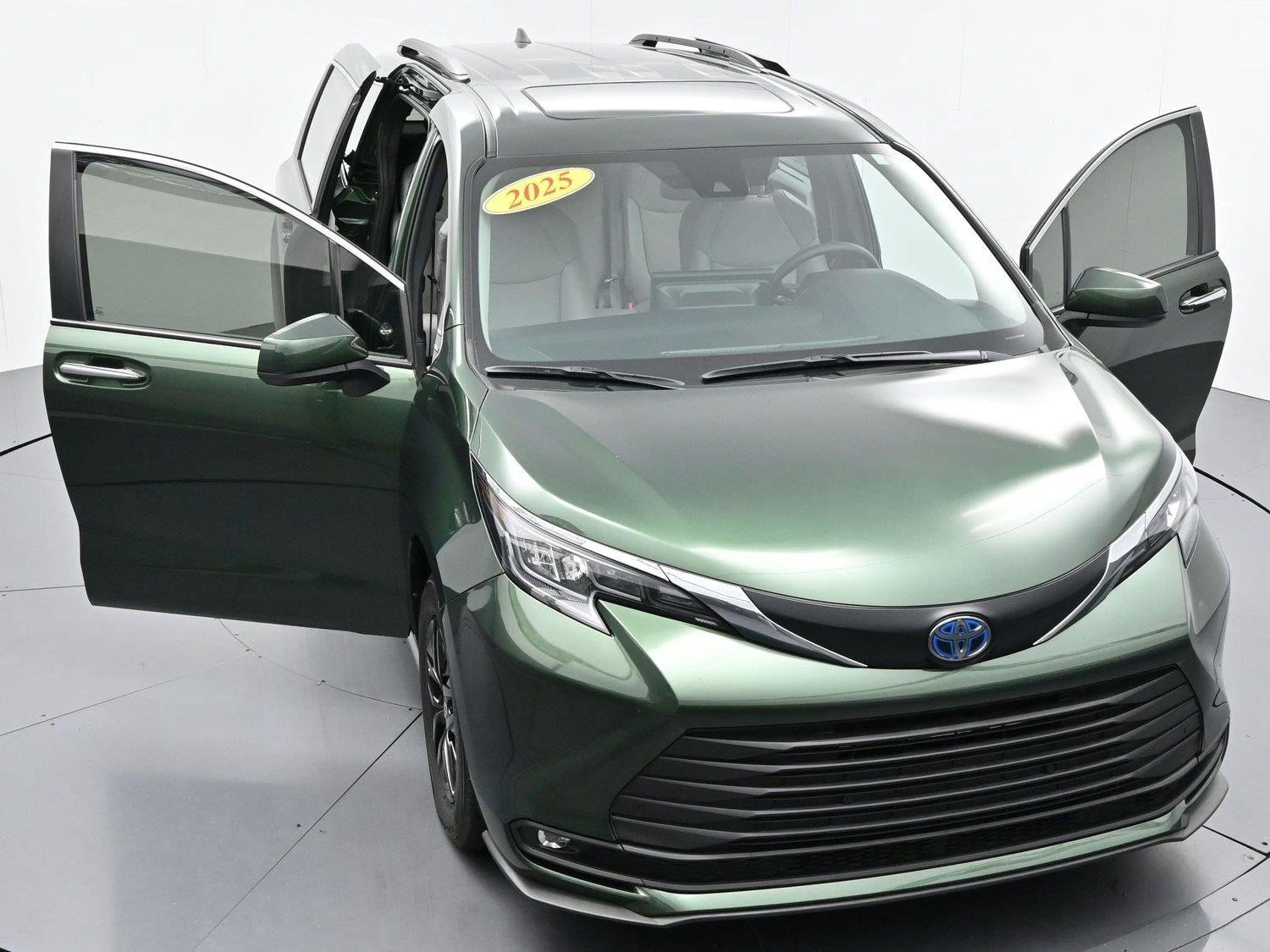 Used 2025 Toyota Sienna XLE FWD image 47