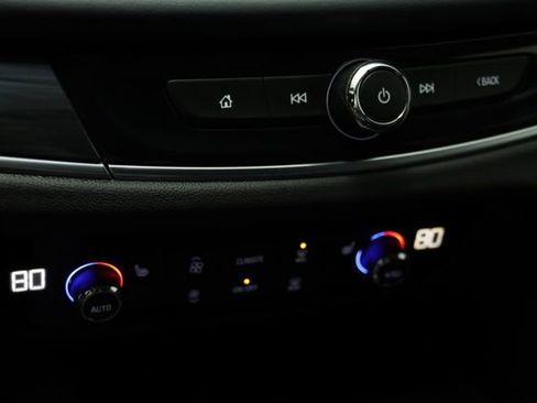 Used 2020 Buick Enclave Essence image 10