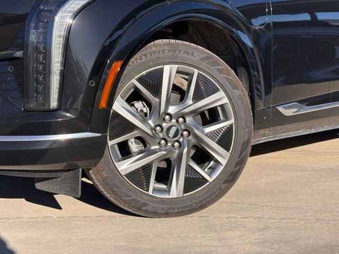 Certified 2025 Cadillac Optiq Luxury 2 w/ LPO, Floor Liner Package image 2