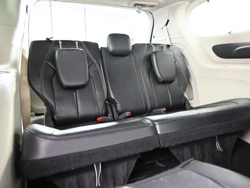 Used 2022 Chrysler Pacifica Touring-L FWD image 16