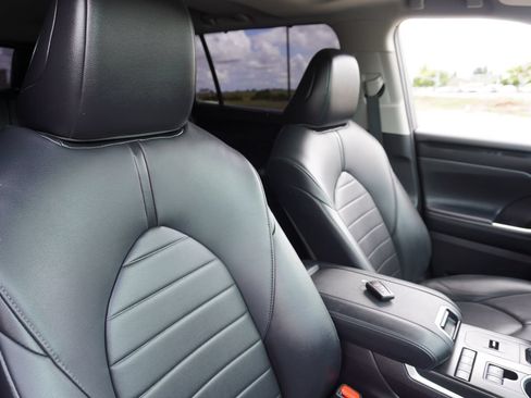 Used 2021 Toyota Highlander XLE FWD image 17