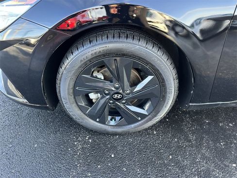 Used 2023 Hyundai Elantra SEL w/ Preferred Accessory Package image 10