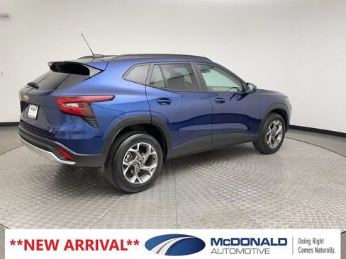 Used 2024 Chevrolet Trax LT w/ Driver Confidence Package FWD image 2