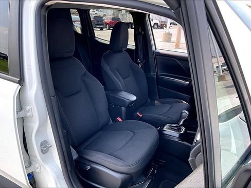 Used 2020 Jeep Renegade Altitude w/ UConnect 8.4 Nav Group FWD image 11