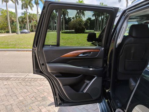 Used 2018 Cadillac Escalade Luxury image 30