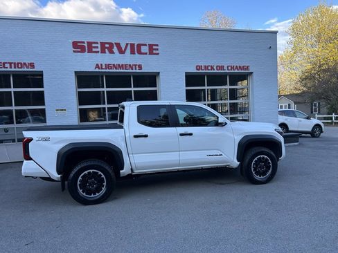 Used 2024 Toyota Tacoma TRD Off-Road w/ TRD Off Road Upgrade Package AWD/4WD image 16
