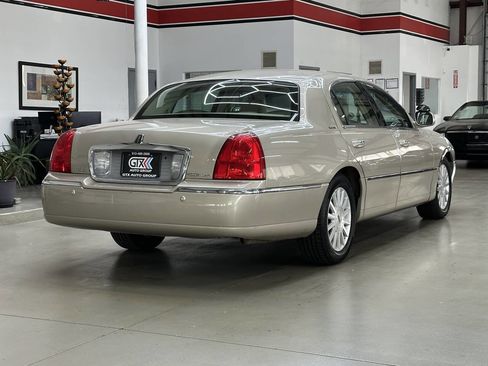Used 2004 Lincoln Town Car Executive image 2