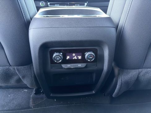 Used 2025 Chevrolet Traverse LT image 12