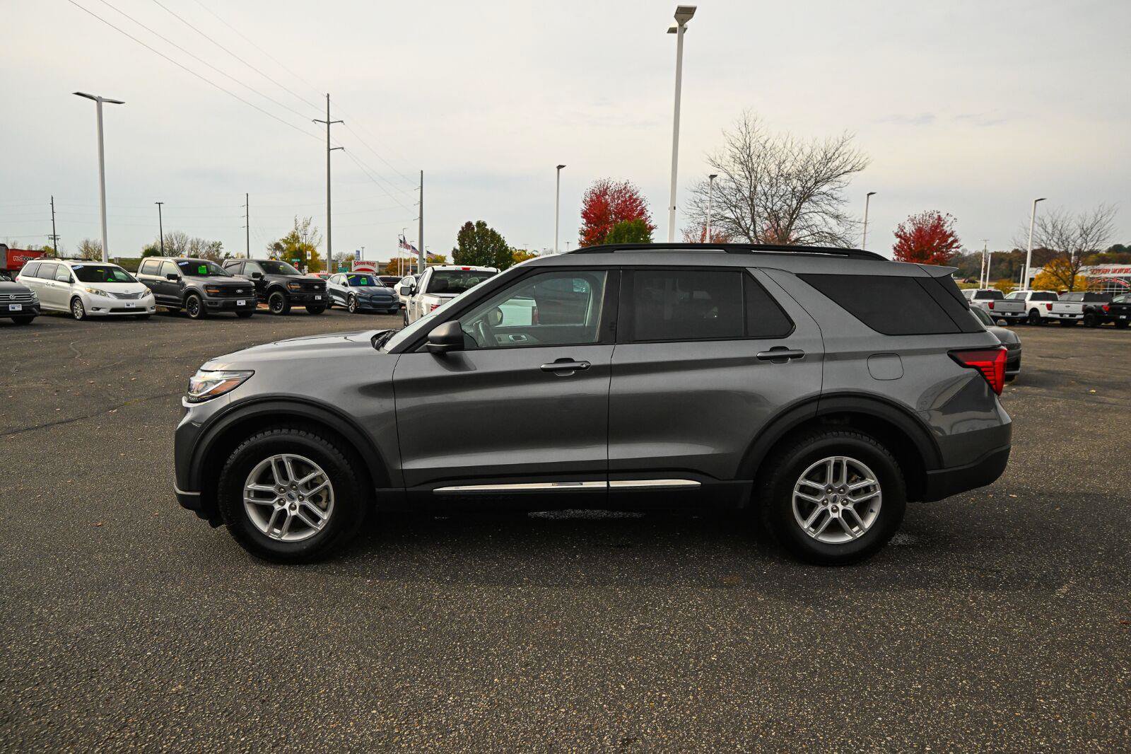 Used 2025 Ford Explorer Active AWD/4WD image 8