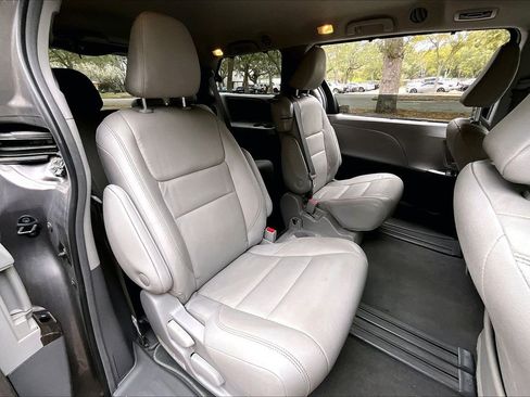 Used 2019 Toyota Sienna XLE w/ XLE Navigation Package image 22