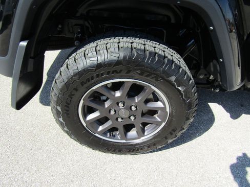 Used 2023 Jeep Gladiator Overland AWD/4WD image 11