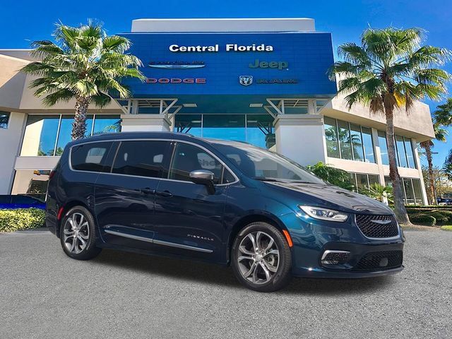 Used 2025 Chrysler Pacifica Pinnacle w/ Trailer Tow Group FWD image 2