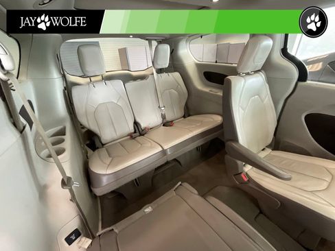 Used 2018 Chrysler Pacifica Touring-L Plus w/ Advanced Safetytec Group FWD image 21