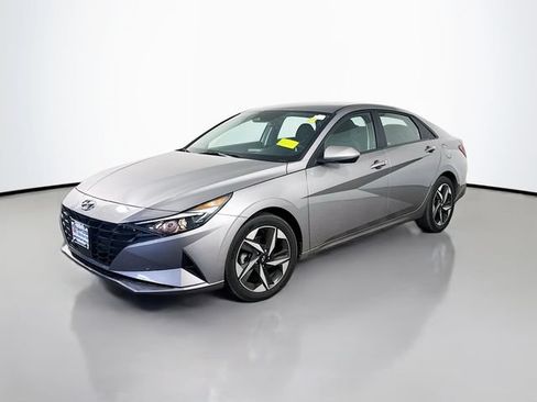 Used 2023 Hyundai Elantra SEL w/ Convenience Package FWD image 2