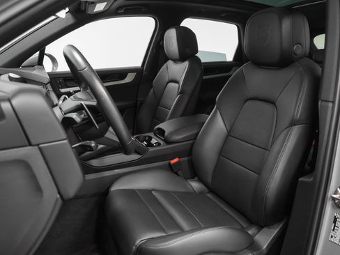 Certified 2024 Porsche Cayenne AWD/4WD image 5