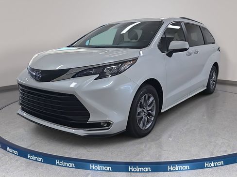 Used 2024 Toyota Sienna XLE image 1