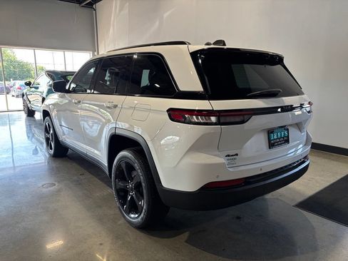 Used 2023 Jeep Grand Cherokee Altitude AWD/4WD image 8
