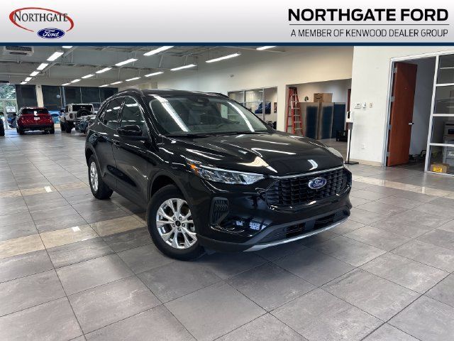 Used 2023 Ford Escape Active w/ Tech Pack #2 AWD/4WD image 1