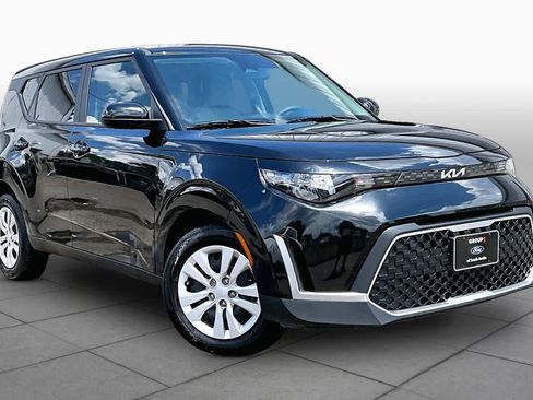 Used 2025 Kia Soul LX FWD image 3