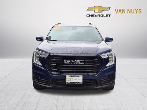 Used 2022 GMC Terrain SLE w/ Driver Convenience Package FWD image 2