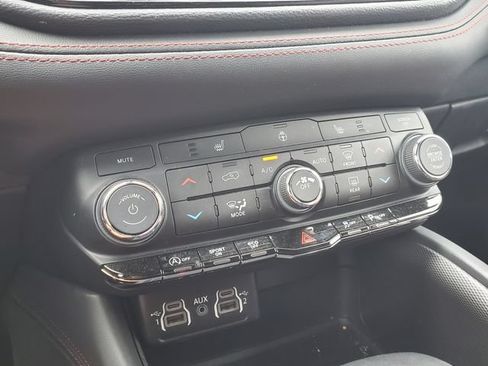 Used 2025 Dodge Durango GT AWD/4WD image 12