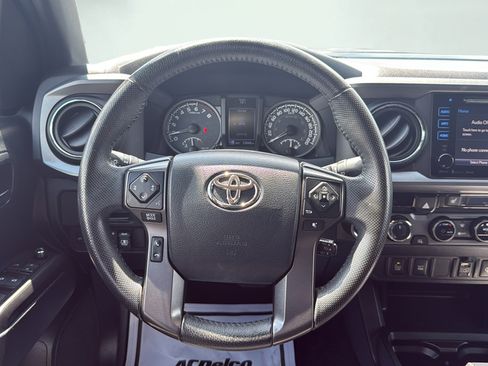 Used 2017 Toyota Tacoma TRD Sport AWD/4WD image 19