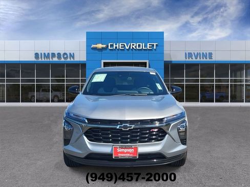 Used 2025 Chevrolet Trax RS w/ Sunroof Package FWD image 3