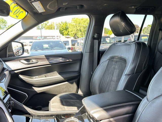 Used 2022 Jeep Grand Cherokee Altitude AWD/4WD image 29