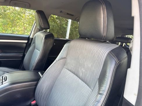 Used 2018 Toyota Highlander Plus AWD/4WD image 28